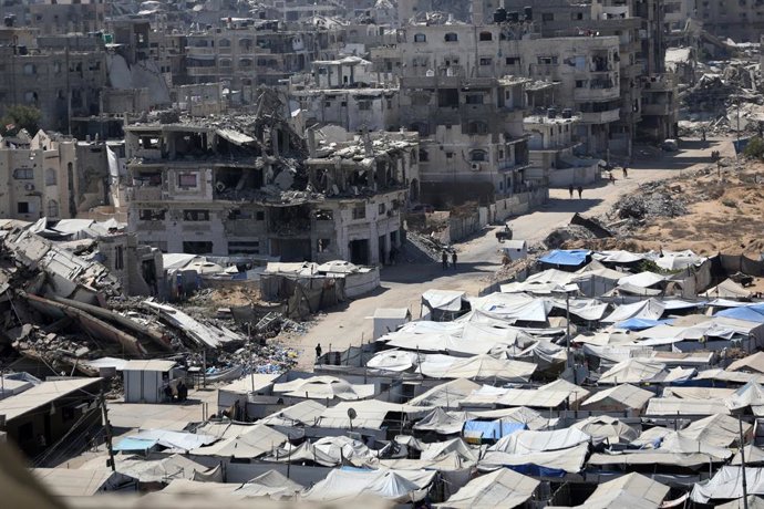 17 de setembro de 2026, Cidade de Gaza, Faixa de Gaza, Território Palestino: Palestinos vivem dentro de torres residenciais danificadas e em barracas nas proximidades, no norte da Faixa de Gaza, em 17 de setembro de 2026, em meio a temores de que os prédi