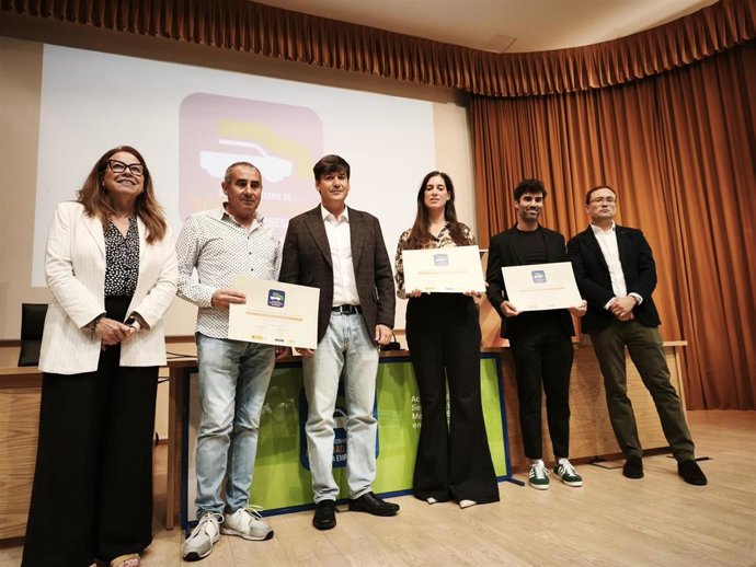 El Instituto Asturiano de Prevención de Riesgos Laborales (IAPRL), ha reconocido este viernes a tres empresas asturianas --Asepro Seguridad S.L., Excade S.L. Y Santos Ecologística del Principado S.L.-- con el distintivo Sello Asturiano de Movilidad Segura