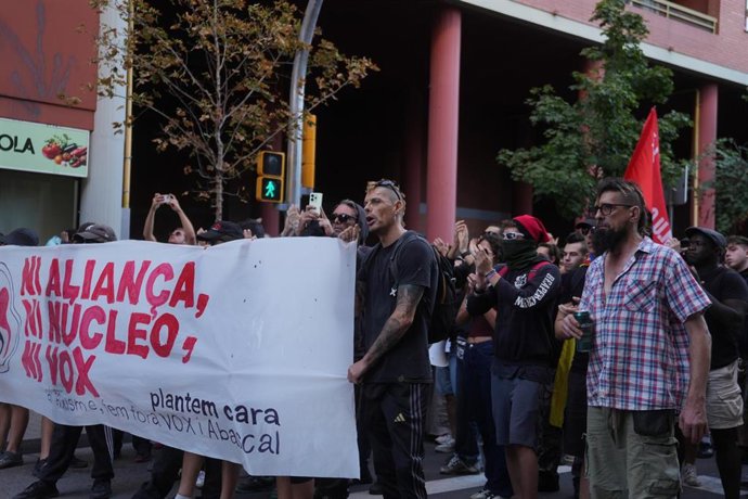 Un grupo de personas durante una concentración antifascista contra un acto de Vox en Barcelona