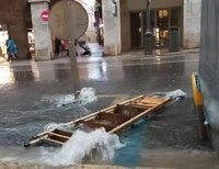 El Govern atiende casi 60 incidentes por lluvias y tormentas, como el rescate de un coche atrapado y personas en el mar