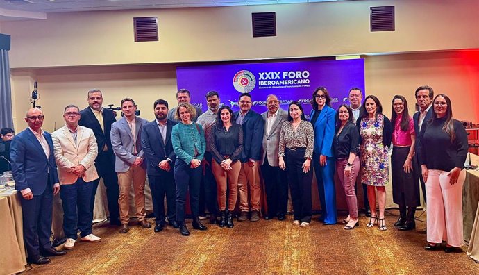 Foto de grupo do XXIX Fórum Ibero-americano de Garantias e Financiamento para PMEs, realizado em Arequipa (Peru).