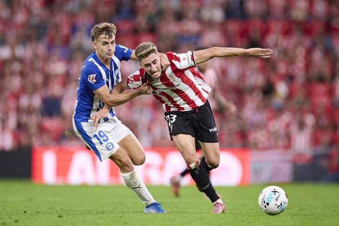 Archivo - Pablo Ibanez of Deportivo Alaves competes for the ball with Robert Navarro of Athletic Club during the LaLiga EA Sports match between Athletic Club and Deportivo Alaves at San Mames on September 13, 2025, in Bilbao, Spain.