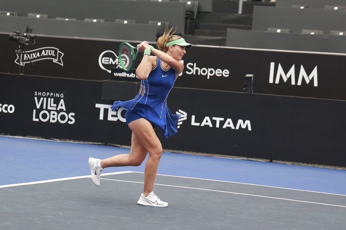 La tenista española Paula Badosa golpea una bola en el torneo de Sao Paulo 2026
