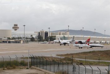 Archivo - Varios aviones en una de las pistas del aeropuerto de Palma.