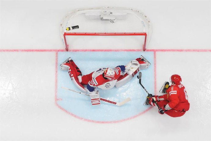 Archivo - 26 May 2019, Slovakia, Bratislava: Czech Republic's goalkeeper Simon Hrubec (L) saves a shot from Russia's Alexander Ovechkin during the 2019 IIHF Ice Hockey World Championship Bronze medal match between Russia and Czech Republic at the Ondrej N