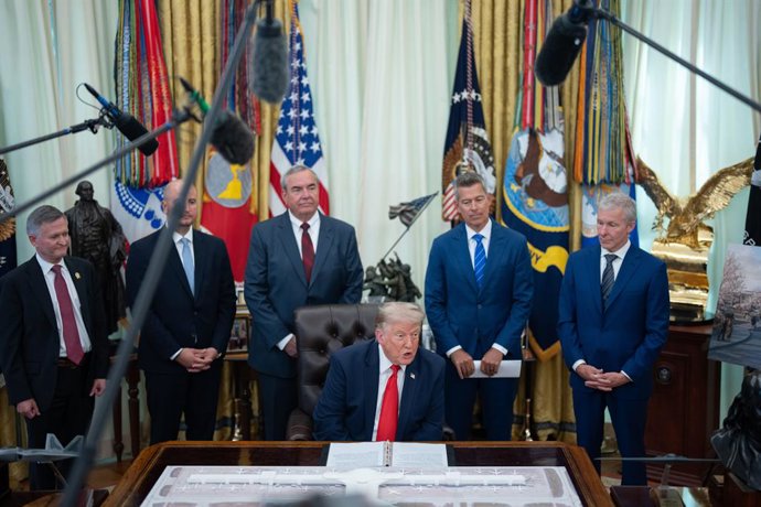 Archivo - July 29, 2026, Washington, District Of Columbia, USA: United States President Donald J Trump gives remarks in the Oval Office of the White House in Washington, DC, USA on Wednesday, July 29, 2026. President Trump is expected to announce a redesi