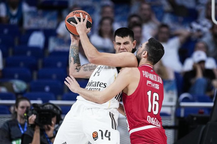 Archivo - Gabriel Deck y Kostas Papanikolaou durante el Real Madrid-Olympiacos de la Euroliga 25-26