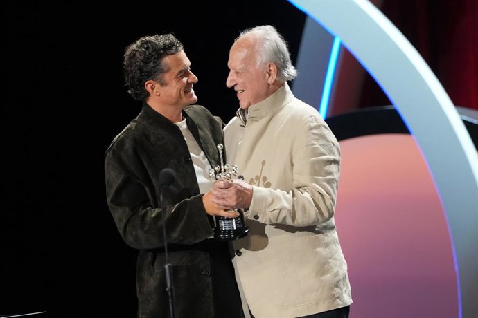 El actor Orlando Bloom (i) entrega el Premio Donostia al director Werner Herzog (d) durante el inicio de la 74ª edición del Festival Internacional de Cine de San Sebastián, en el Palacio de Congresos y Auditorio Kursaal, a 18 de septiembre de 2026, en San