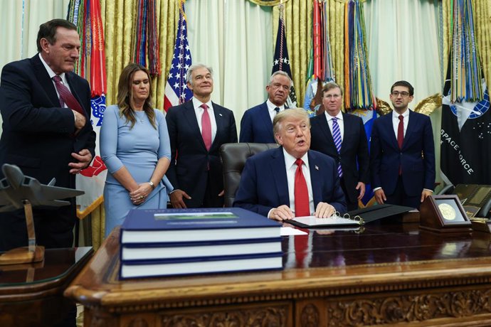 18 de setembro de 2026, Washington, Distrito de Columbia, EUA: Da esquerda para a direita: o governador Larry Rhoden (republicano da Dakota do Sul), a governadora Sarah Huckabee Sanders (republicana do Arkansas) e o Dr. Mehmet Oz, administrador dos Centro