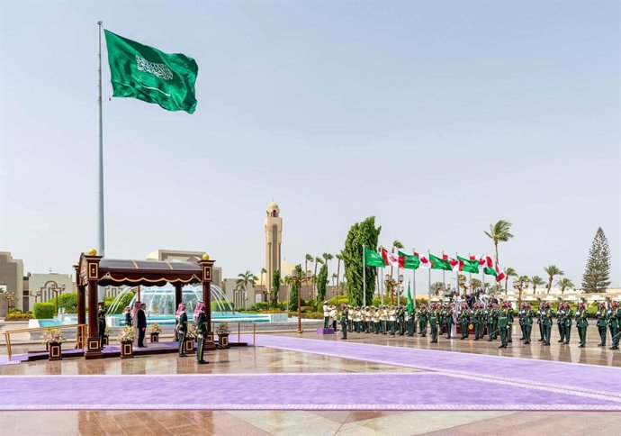 Archivo - Arquivo - 9 de julho de 2026, Cidade de Gaza, Faixa de Gaza, Arábia Saudita: O príncipe herdeiro saudita Mohammed bin Salman recebe o primeiro-ministro canadense Mark Carney durante uma cerimônia oficial de boas-vindas em Jeddah, na Arábia Saudi