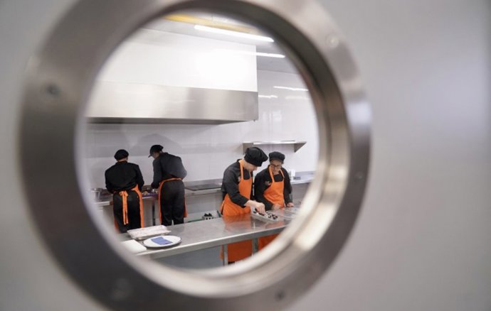 Personas trabajando en una cocina