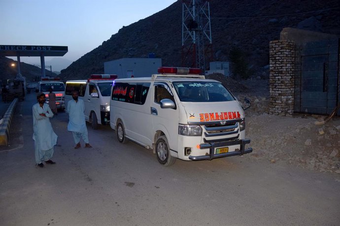 Archivo - QUETTA, July 31, 2026  -- Ambulances are seen at the coal mine site following an explosion on the outskirts of Quetta, Pakistan, on July 31, 2026. Thirty-four workers trapped in a coal mine explosion in Pakistan's southwest Balochistan province 