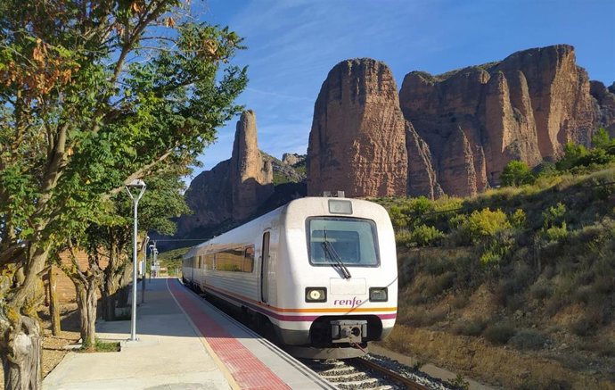Renfe y la Comarca de Hoya de Huesca combinan senderismo y ferrocarril en una propuesta para recorrer el Prepirineo.