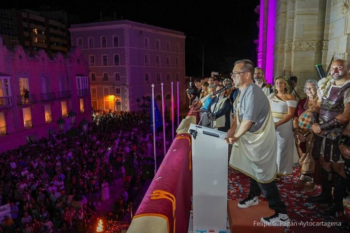 La Plaza del Ayuntamiento ha vuelto a llenarse un año más de cartageneros, festeros y visitantes que se han convertido en testigos del inicio de la XXXVII edición de las Fiestas de Carthagineses y Romanos con el pregón pronunciado por Juan Manuel Montilla