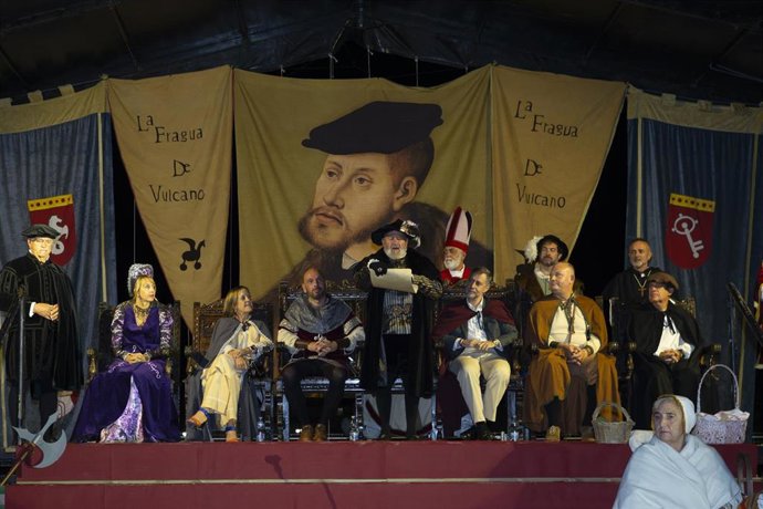 El consejero de Cultura, Turismo y Deporte, Luis Martínez Abad, asiste al Desembarco de Carlos V en Laredo.