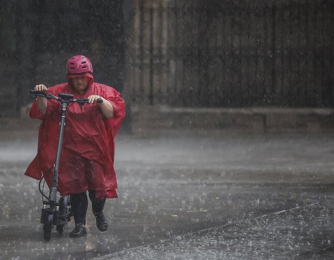 Archivo - Una persona camina bajo la lluvia, a 15 de septiembre de 2023, en València, Comunidad Valenciana (España). 