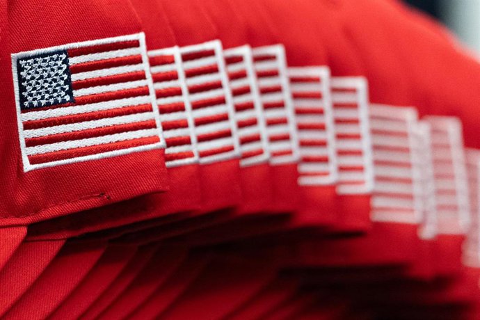 Archivo - Gorras con la bandera de Estados Unidos (archivo)