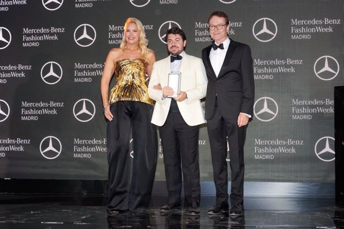 El director creativo de Redondo Brand, Jorge Redondo (centro), recoge el Premio Mercedes-Benz a la Mejor Colección. En la imagen está acompañado por la modelo y presentadora Valeria Mazza (izda), y por el CEO de Mercedes-Benz España, Reiner Hoeps (dcha).
