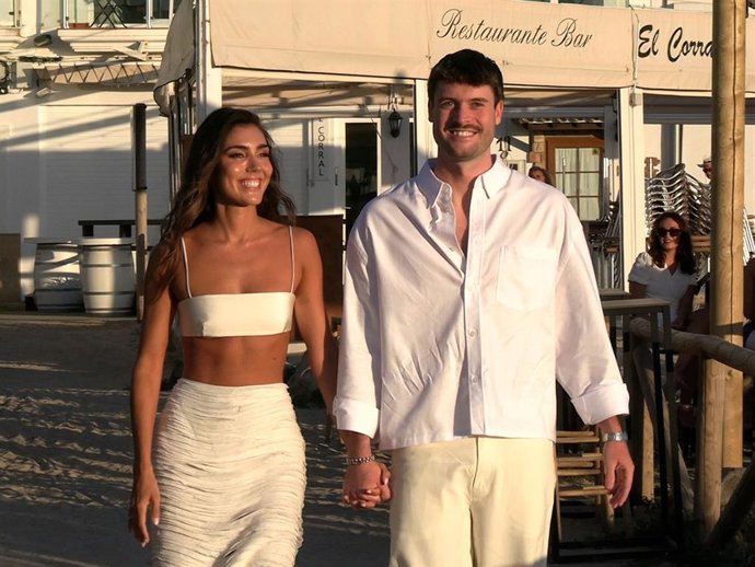 Anna Padilla y Mario Cristóbal llegando al chiringuito El Trompeta en Zahara de los Atunes (Cádiz)