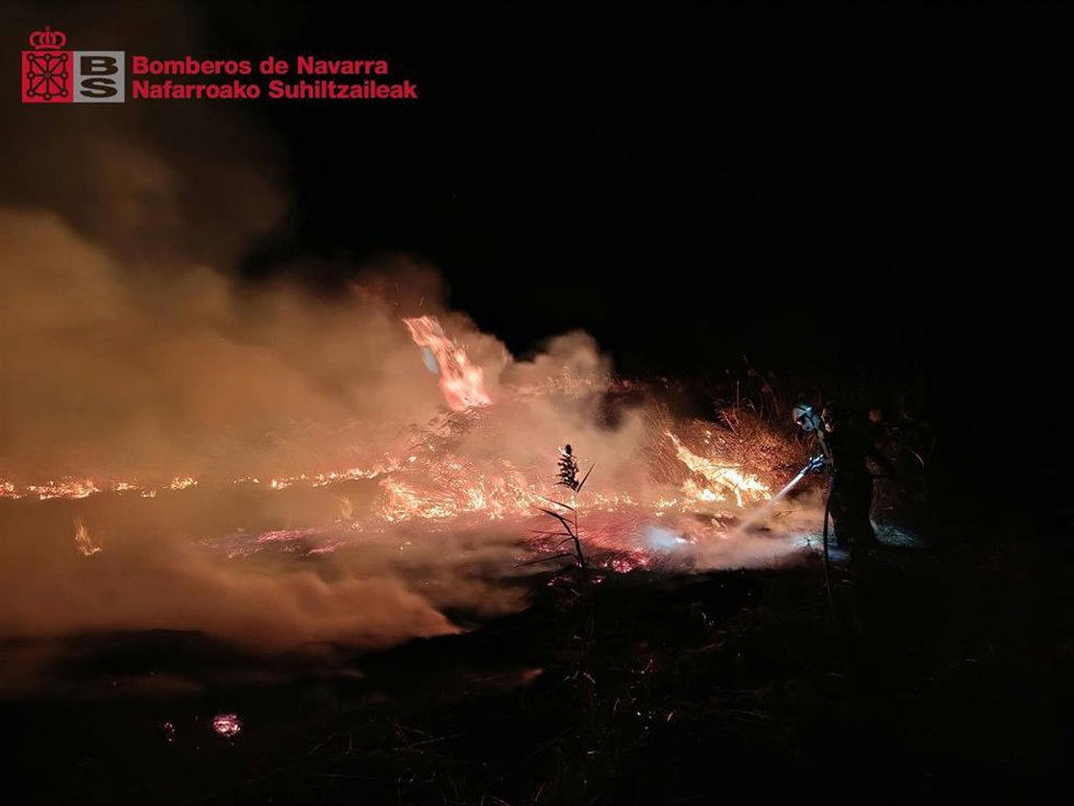 Un bombero interviene para extinguir el incendio de Cadreita.