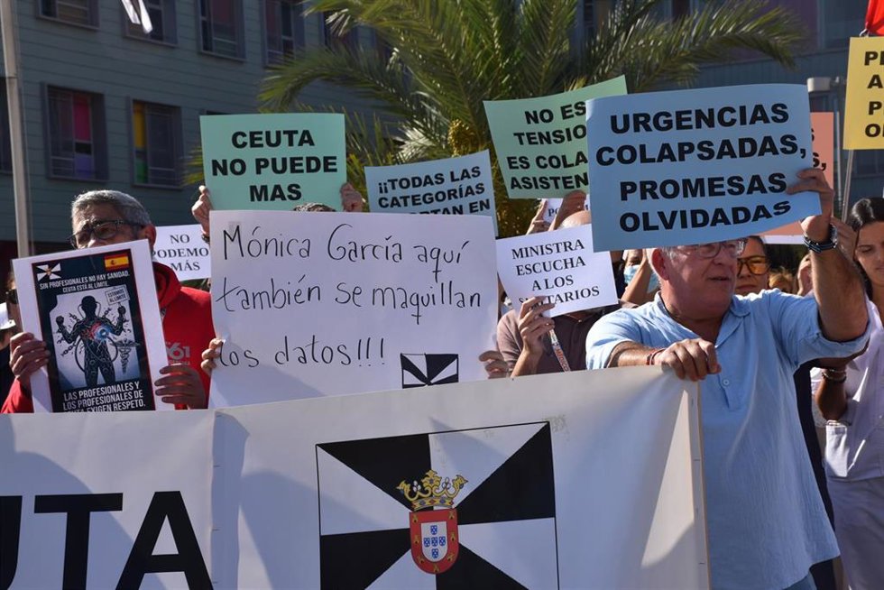 Decenas de sanitarios durante una concentración para protestar por el colapso del sistema, a las puertas del Hospital Universitario de Ceuta, a 17 de septiembre de 2026, en Ceuta (España). 