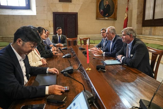 El alcalde de Sevilla, José Luis Sanz, con una delegación de la multinacional asiática Skyworth