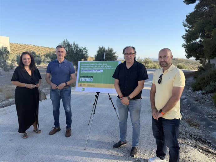 El diputado de Infraestructuras Municipales, José Luis Agea, junto al alcalde de Torredelcampo, Javier Chica, y la alcaldesa de Fuerte del Rey, Francisca Peinado, en las vías agrarias que conectan Villardompardo Fuerte del Rey, Arjota y Torredelcampo.