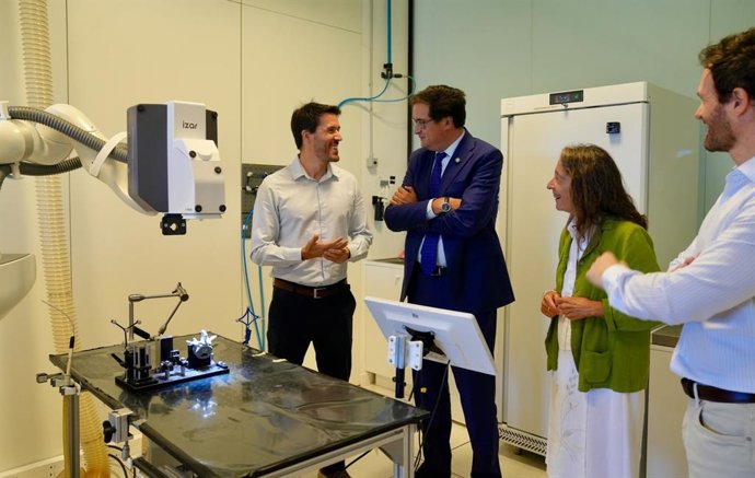 Visita del ministro Óscar López y de la delegada del Gobierno en el País Vasco, Marisol Garmendia, a Deneb Medical