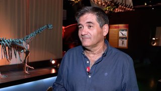 El director de la Fundación Conjunto Paleontológico de Teruel-Dinópolis y coautor de la investigación, Alberto Cobos, explica el hallazgo de El Castellar y resalta la riqueza de la provincia con más de 60.000 fósiles recuperados