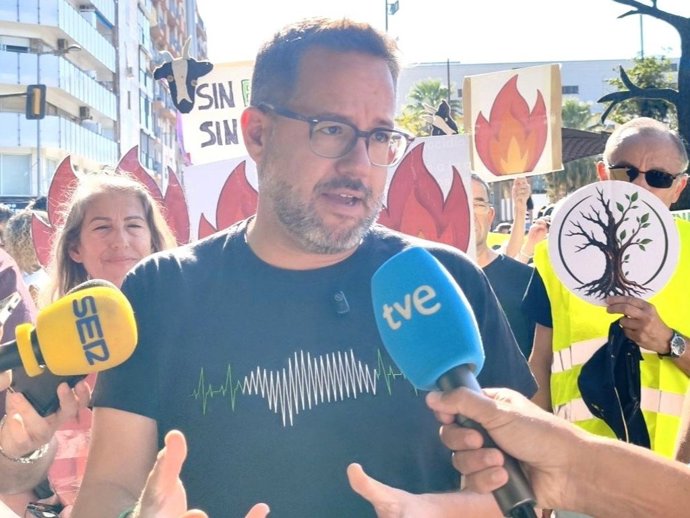 El portavoz de Adelante Andalucía, José Ignacio García, atendiendo a los medios antes de participar en la concentración por el mundo rural y contra los incendios convocada por 'Huelva Renace' y 'Fuegos Nunca Más'.