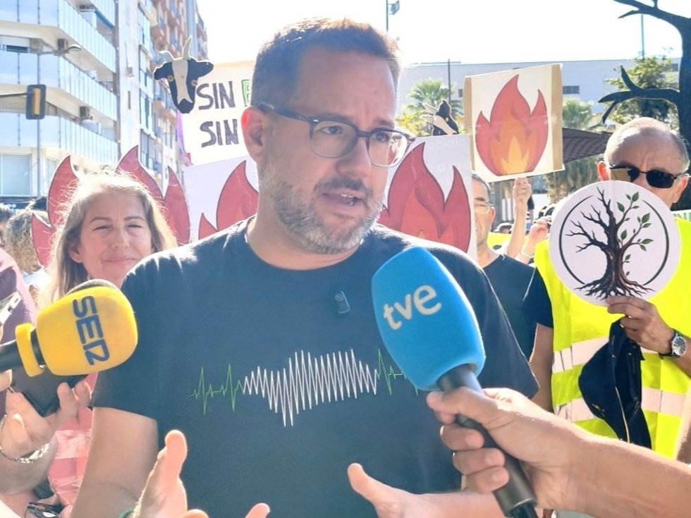 El portavoz de Adelante Andalucía, José Ignacio García, atendiendo a los medios antes de participar en la concentración por el mundo rural y contra los incendios convocada por 'Huelva Renace' y 'Fuegos Nunca Más'.