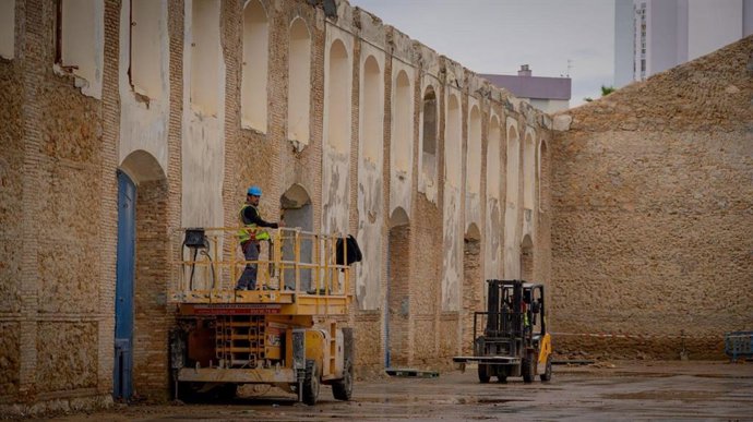 Archivo - Obras en los antiguos depósitos de tabacalera en Cádiz
