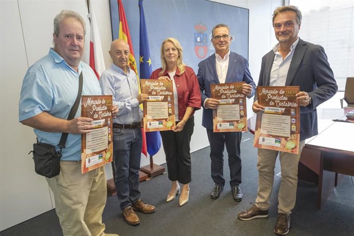 La consejera de Desarrollo Rural, Ganadería, Pesca y Alimentación, María Jesús Susinos, presenta el cartel del mercado de productos de Cantabria de Treto.