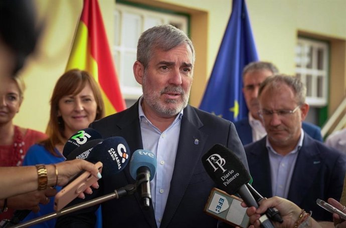 Archivo - El presidente de Canarias, Fernando Clavijo, atiende a los periodistas