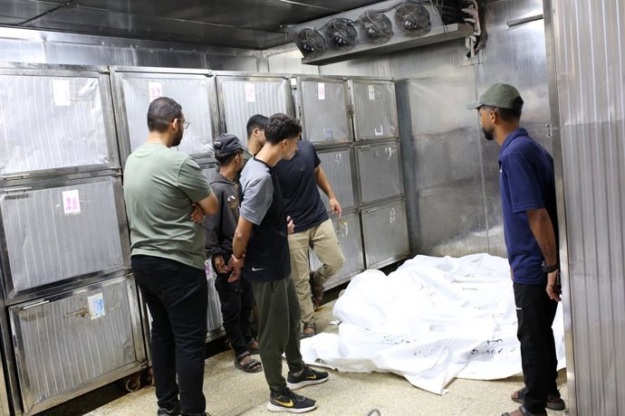 16 de setembro de 2026, Gaza, Faixa de Gaza, Território Palestino: Os corpos de palestinos, incluindo crianças, que morreram após o desabamento de um prédio residencial são levados para o necrotério do Hospital al-Shifa, na cidade de Gaza, em 16 de setemb