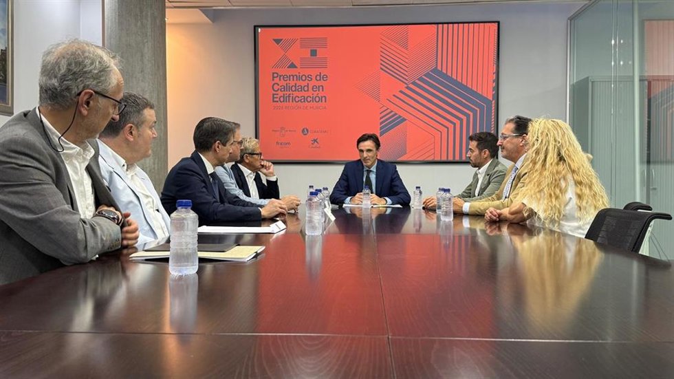 El consejero Jorge García Montoro, junto al presidente del Colegio de Aparejadores, Arquitectos Técnicos e Ingenieros de Edificación, Antonio Luis Mármol; el presidente de Frecom, José Hernández; y el director de Instituciones de CaixaBank en la Región