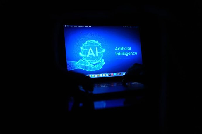Archivo - Un ordenador con las siglas AI de Artificial Intelligence (Inteligencia Artificial), a 24 de octubre de 2025, en Barcelona, Cataluña (España). Según un estudio de la Universidad Internacional de La Rioja (UNIR), España se sitúa a la cabeza del d