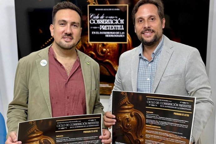 El delegado de Cultura, Patrimonio y Museos de Alcalá de Guadaíra (Sevilla), Christopher Rivas, y el presidente del Consejo de Hermandades, Enrique Ruiz Portillo.
