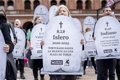 AnimaNaturalis: Lápidas con nombres de toros muertos en corridas de toros y reparto de caldereta vegetal por San Mateo