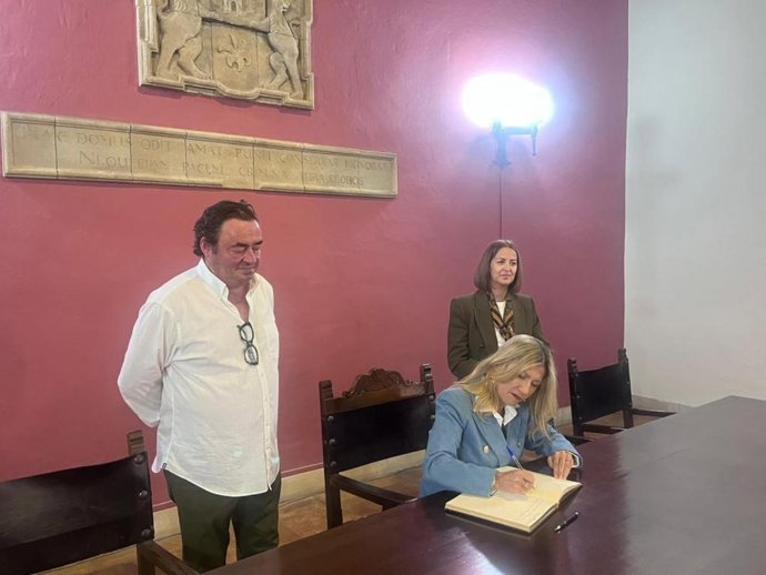 La vicepresidenta del Gobierno de Aragón, Mar Vaquero, ha visitado este sábado Cantavieja.
