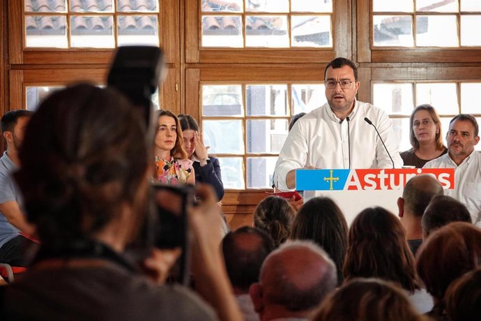 El secretario general de la FSA-PSOE y presidente del Principado, Adrián Barbón, interviene en la presentación de la campaña 'tu voz hace Asturias' en Avilés.