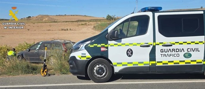 Agentes de la Guardia Civil junto al vehículo accidentado.