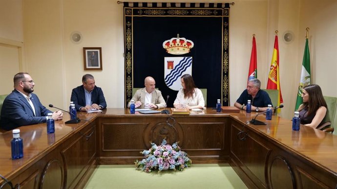 El presidente de la Diputación de Almería, José Antonio García Alcaina, mantiene un encuentro institucional con la alcadesa de Arboleas, Josefa Rodríguez.