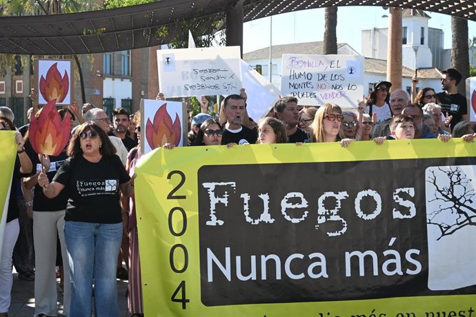 El portavoz de Por Andalucía, Antonio Maíllo, en la concentración por el mundo rural y contra los incendios convocada por 'Huelva Renace' y 'Fuegos Nunca Más'. En la Plaza Doce de Octubre.