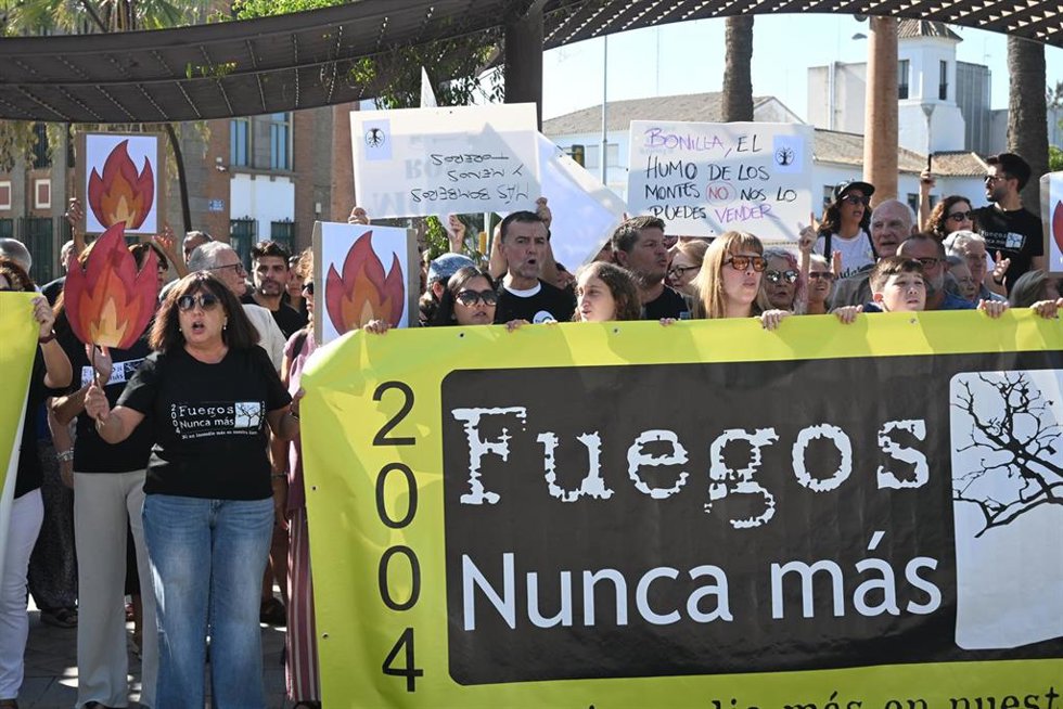 El portavoz de Por Andalucía, Antonio Maíllo, en la concentración por el mundo rural y contra los incendios convocada por 'Huelva Renace' y 'Fuegos Nunca Más'. En la Plaza Doce de Octubre.