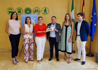 La delegada de Fomento y Movilidad de la Junta de Andalucía en Córdoba, Carmen Granados, entrega un reconocimiento a la empresa 'Autotransportes San Sebastián' en Córdoba.