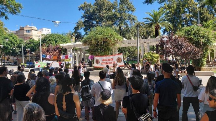 Una concentración por Ceuta en Palma denuncia el racismo y la vulneración de los derechos humanos en las fronteras.