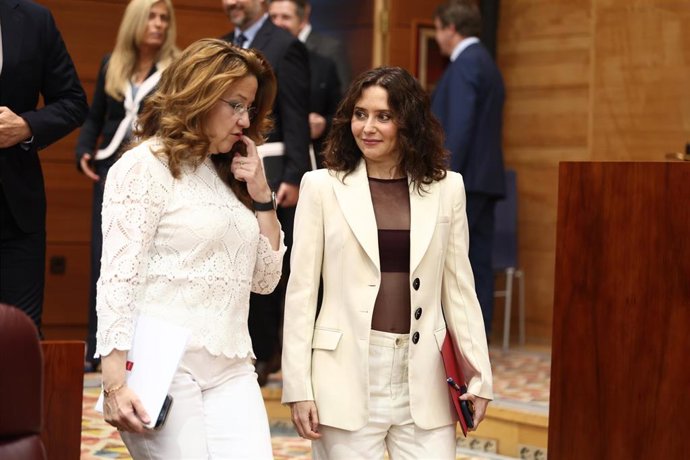 Archivo - La presidenta de la Comunidad de Madrid, Isabel Díaz Ayuso, y la consejera de Sanidad, Fátima Matute, durante un pleno en la Asamblea de Madrid, a 21 de mayo de 2026, en Madrid (España). 