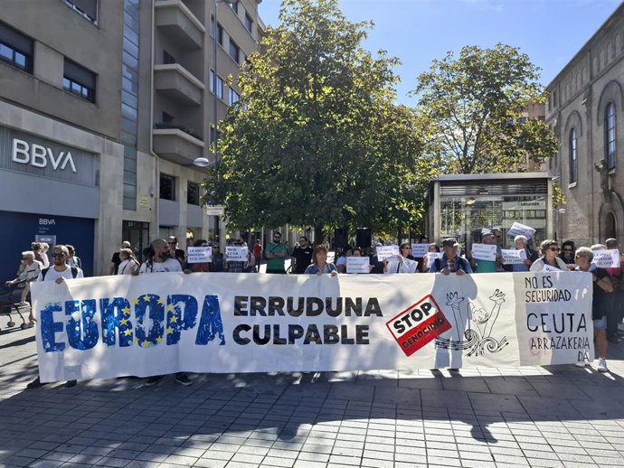 Concentración de la plataforma antirracista de Pamplona.