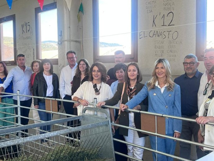 La vicepresidenta del Gobierno de Aragón, Mar Vaqueeo, ha asistido a la apertura de la Feria Ganadera de Cantavieja.